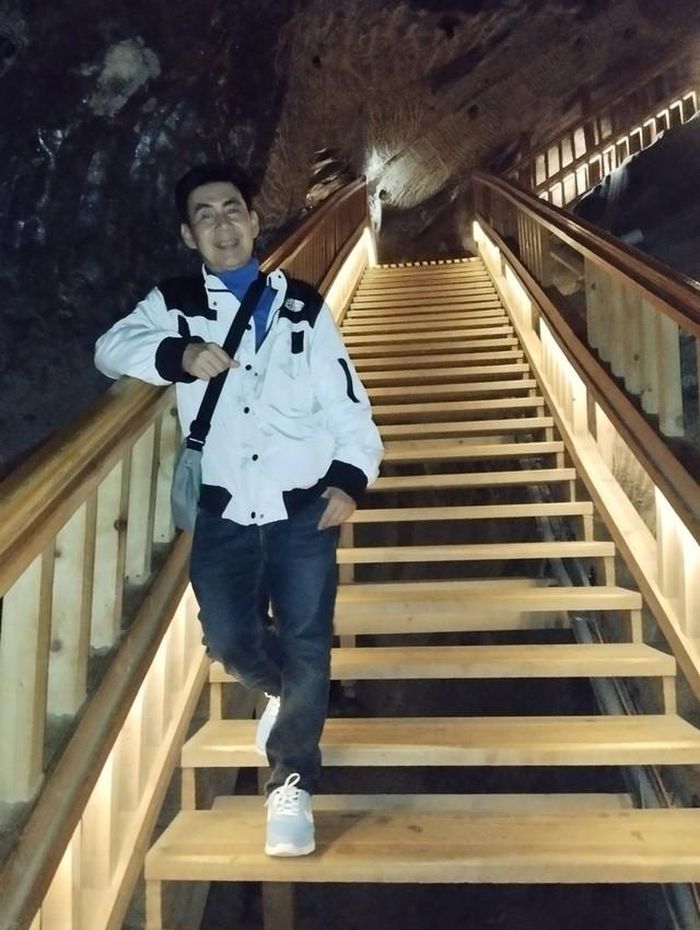 Nam ca sĩ giới thiệu về mỏ đá muối Wieliczka đã được hình thành khoảng 20 triệu năm trước đã biến nơi đây thành một mỏ muối khổng lồ có chiều dài trên 300 km, độ sâu 130 mét nhưng du khách chỉ được đi tham quan 10 km và đi xuống độ sâu khoảng 100 mét. Anh bị lạc lối và té ngã trên bậc thang ẩm ướt là kỉ niệm đáng nhớ nhất trong chuyến đi.