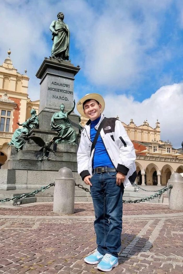 Hình ảnh nam ca sĩ đặt chân đến thành phố Krakow, đây từng là thủ đô Hoàng gia Ba Lan là một thành phố tráng lệ và quyến rũ với những kiến trúc cổ kính mang dấu ấn lịch sử như lâu đài Wawel, nhà thờ Mary Basilica và quảng trường trung tâm Rynek Glowny.