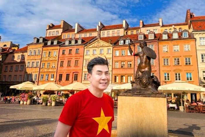 Trong chuyến đi thăm Ba Lan, anh cũng mặc áo mang hình lá cờ Tổ quốc để ghi lại kỉ niệm ở xứ người.