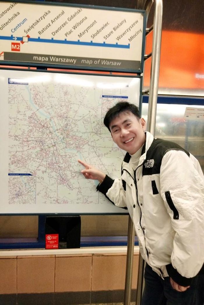 Trong chuyến đi này, anh tự mình đi khám phá thành phố Warsaw ở Ba Lan bằng hệ thống Metro tàu điện ngầm khá phức tạp. Nam ca sỹ cho biết mình sử dụng tiếng Nga và tiếng Anh để giao tiếp. Đa số các bảng hiệu đều có ghi tiếng Anh. Giá vé 1 lượt đi Metro khoảng từ 10 đến 40 ngàn vnd tùy đoạn đường.