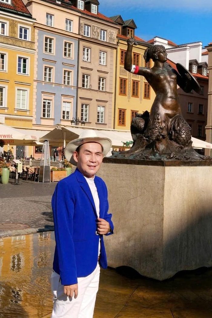 Nam ca sĩ ngạc nhiên khi phát hiện có đến 2 nàng tiên cá, khác với nàng tiên cá “em” ở Đan Mạch, nàng tiên cá được cho là “người chị” ở Warsaw, Ba Lan tay phải cầm thanh kiếm sắc bén và tay trái giơ cao chiếc khiên để sẵn sàng chiến đấu bảo vệ người dân thành phố.