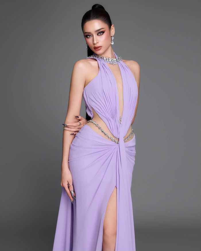 Emoura Phạm chia sẻ hình ảnh xinh tươi rạng rỡ sau hành trình tại Miss Grand International 2026 với ngôi vị á hậu 4. 