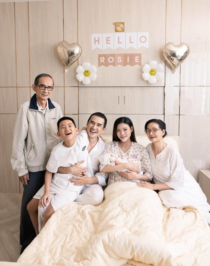 "Vậy là cả nhà mình đã được ôm công chúa nhỏ Rosie vào lòng, mẹ tròn con vuông, hai mẹ con bình an. Ba mẹ, ông bà và anh hai đã hạnh phúc biết bao khi có em", Thúy Diễm viết trên trang cá nhân.