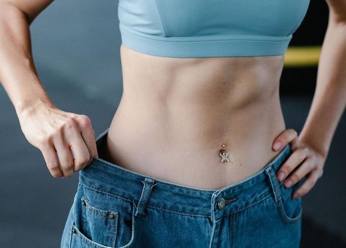 Giảm mỡ lành mạnh thường đi kèm giữ được, thậm chí tăng nhẹ khối lượng cơ, nên số cân có thể đứng yên trong khi tỉ lệ mỡ cơ thể đã giảm. Nguồn ảnh minh hoạ Pexels.