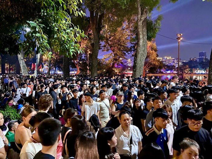 Đông đảo người dân đổ về các điểm bắn pháo hoa, cùng chiêm ngưỡng những màn trình diễn rực rỡ chào mừng 72 năm Ngày Giải phóng Thủ đô (10/10/1954 – 10/10/2026).