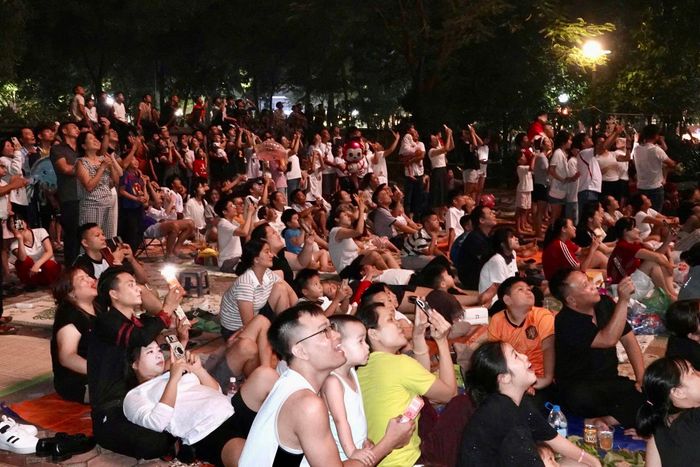 Khép lại màn trình diễn pháo hoa, người dân cùng hô vang “Hoan hô ngày Giải phóng Thủ đô” cùng những tràng vỗ tay nồng nhiệt.