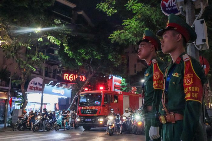 Lực lượng kiểm soát quân sự phối hợp với các đơn vị chức năng triển khai nhiệm vụ, góp phần bảo đảm an ninh, trật tự tại các khu vực tổ chức bắn pháo hoa ở Hà Nội tối 10/10.
