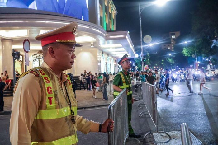 Tối 10/10, Hà Nội tổ chức bắn pháo hoa chào mừng 72 năm Ngày Giải phóng Thủ đô, Công an thành phố triển khai phương án phân luồng, bảo đảm an toàn giao thông tại 3 điểm bắn.