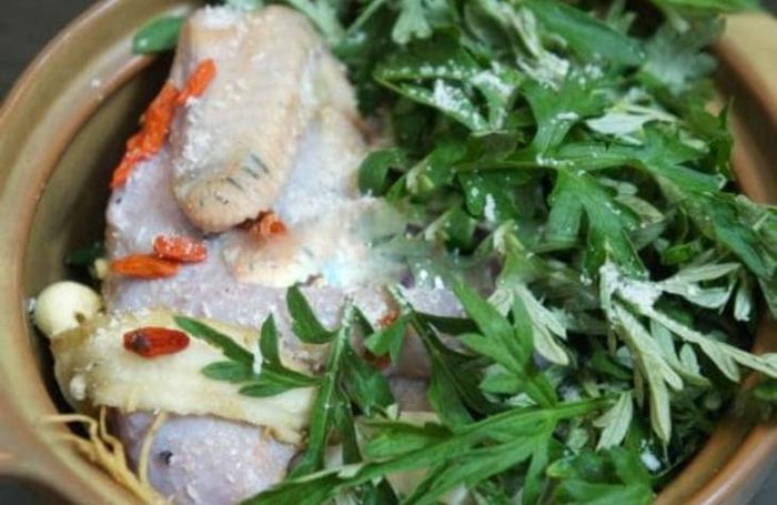Canh gà ngải cứu giúp giảm tình trạng cứng khớp và xoa dịu các cơn đau nhức.