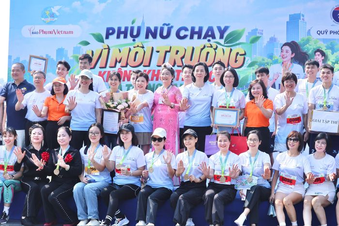 Ban Tổ chức trao giải cho các thí sinh. Ảnh: BPN