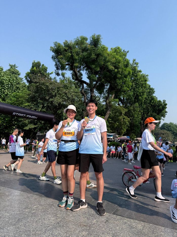 Niềm vui của chị Lê Hảo và cháu Hoàng Phúc khi 2 mẹ con cùng nhau tham gia giải chạy. Ảnh: Thái Bình