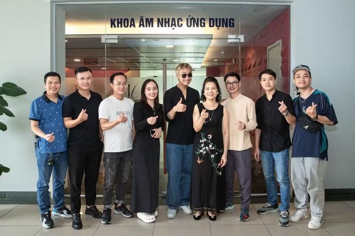  Hà An Huy về thăm trường một tuần sau khi giành danh hiệu Quán quân Vietnam Idol 2023. Ảnh: @thanglonguniversity 