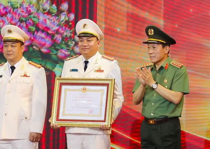 CLB Công an Hà Nội trở thành đội bóng quốc nội đầu tiên và duy nhất tính tới lúc này vinh dự nhận Huân chương Lao động hạng Nhất