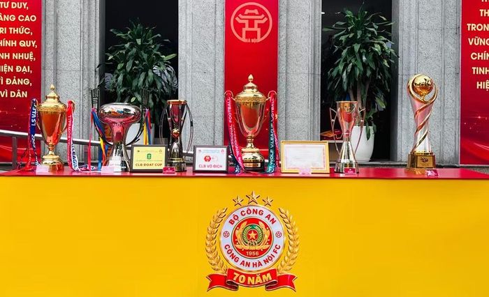 Bộ sưu tập thành tích, kỷ vật được đội bóng ngành Công an trưng bày bên lề Lễ kỷ niệm 70 năm thành lập đã phản ánh sinh động chặng đường vẻ vang của một biểu tượng bóng đá Việt Nam