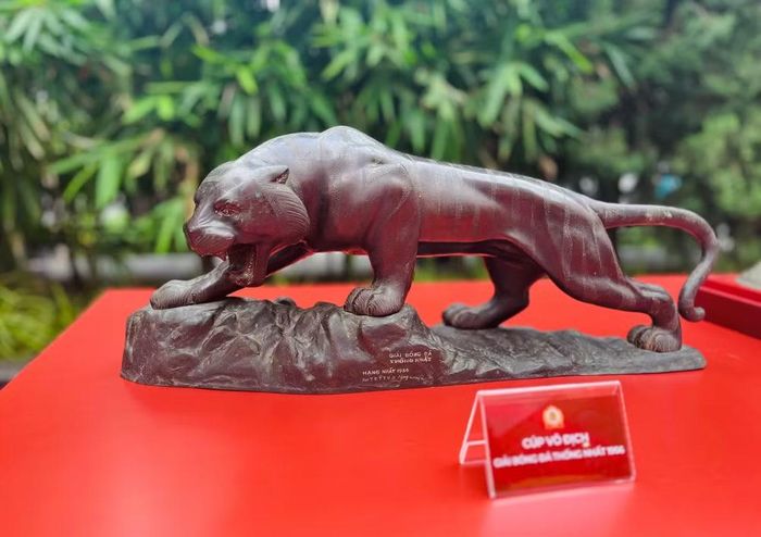 Chiếc cúp hình hổ - chức vô địch Giải bóng đá Thống nhất 1956