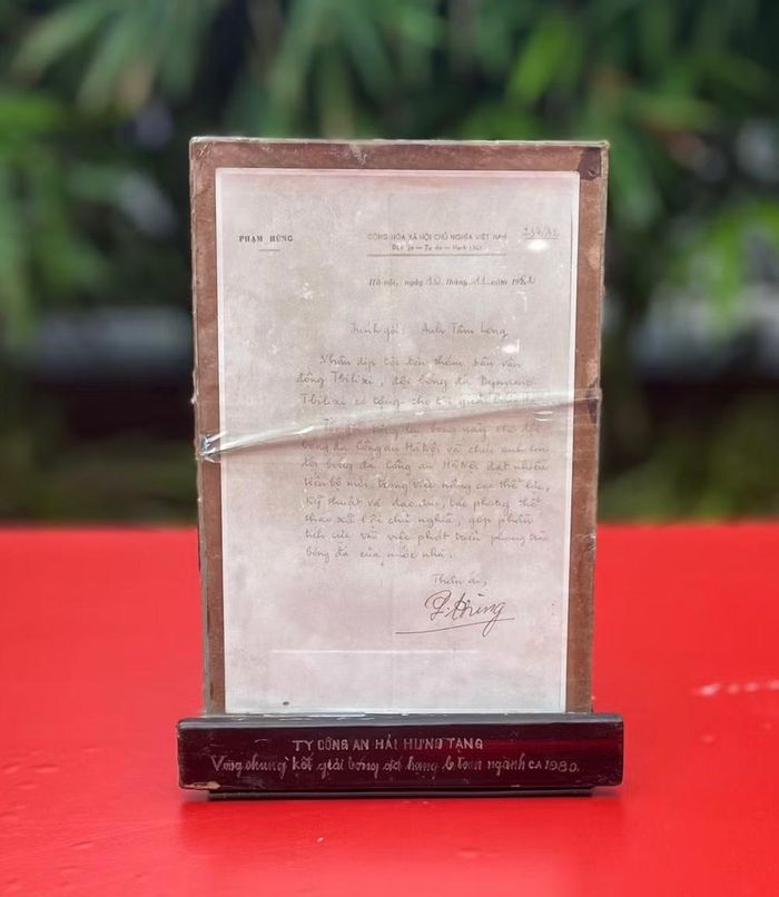 Bức thư tay của đồng chí Phạm Hùng - nguyên Chủ tịch Hội đồng Bộ trưởng với lời nhắn thân tình gửi đến đội bóng đá Công an Hà Nội năm 1982