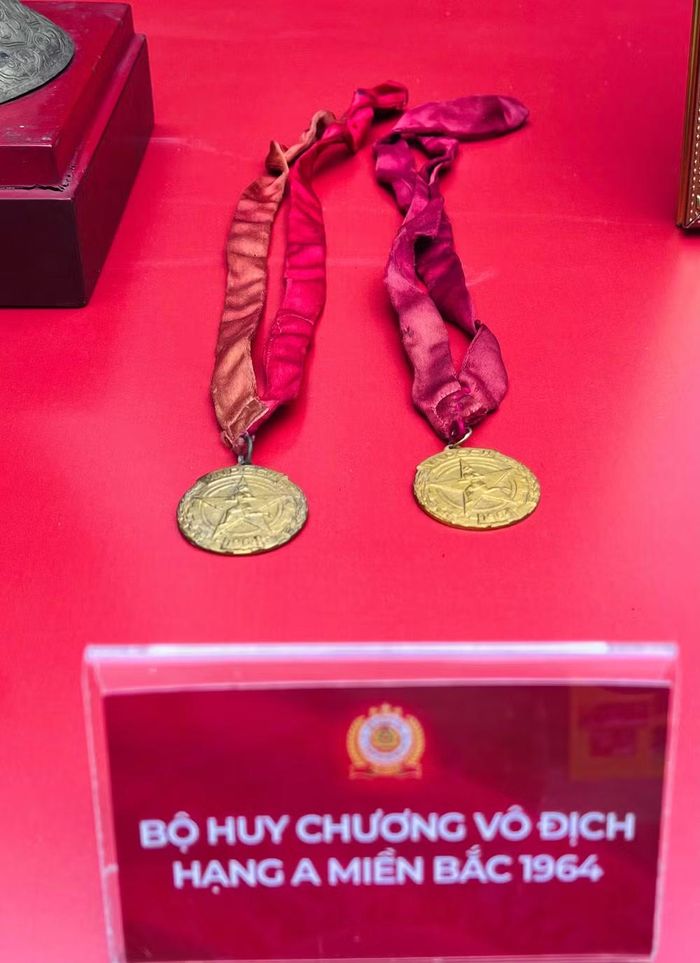 Huy chương vô địch hạng A miền Bắc 1964