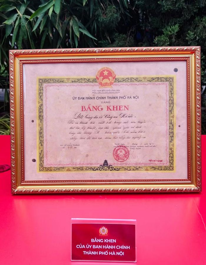 Bằng khen của Uỷ ban Hành chính (nay là UBND) thành phố Hà Nội
