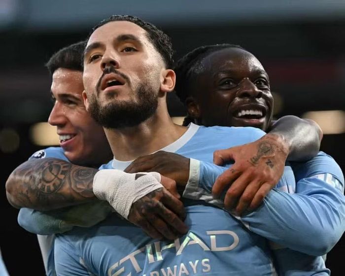 Man City chơi áp đảo sau khi hơn người (Ảnh: Getty Images)
