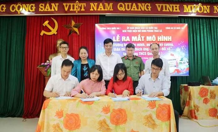 Đại diện các đơn vị, nhà trường ký cam kết thực hiện mô hình “Trường học văn minh, an toàn, kỷ cương, thân thiện và thích ứng chuyển đổi số” tại Trường THCS Quốc Oai 1