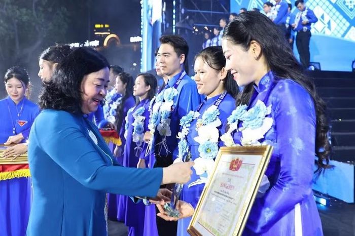 Ủy viên Bộ Chính trị, Bí thư Trung ương Đảng, Chủ tịch Ủy ban Trung ương Mặt trận Tổ quốc Việt Nam Bùi Thị Minh Hoài trao Bằng khen cho các cán bộ Hội tiêu biểu. Ảnh: Hải Lâm
