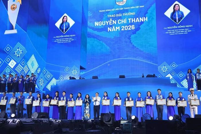Chủ tịch Ủy ban Trung ương Mặt trận Tổ quốc Việt Nam Bùi Thị Minh Hoài, Phó Chủ tịch Ủy ban Trung ương Mặt trận Tổ quốc Việt Nam Nguyễn Phi Long và Phó Chủ tịch Ủy ban Trung ương Mặt trận Tổ quốc Việt Nam, Bí thư Thứ nhất Trung ương Đoàn Bùi Quang Huy trao giải thưởng Nguyễn Chí Thanh cho các cán bộ Hội. Ảnh: Hải Lâm
