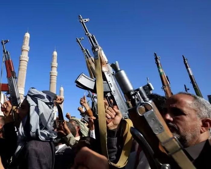 Những người ủng hộ Houthi tuần hành ở Sanaa. Ảnh: EPA