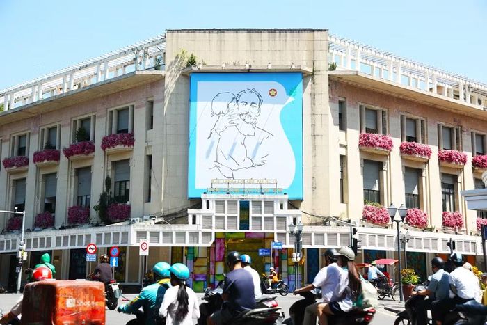 Bức tranh cổ động "Bác Hồ với thiếu nhi" - hình ảnh rất đỗi thân yêu của Thủ đô