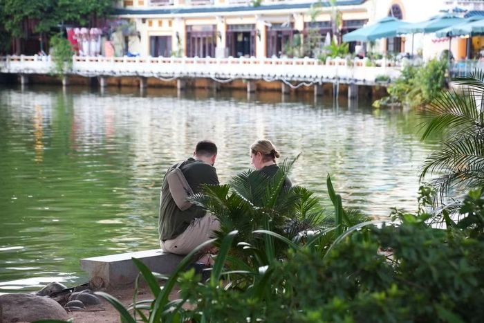 Tách biệt khỏi phố xá ồn ào, hai du khách chọn cho mình một góc bờ hồ rợp bóng cây xanh để trò chuyện, ngắm nhìn Hà Nội