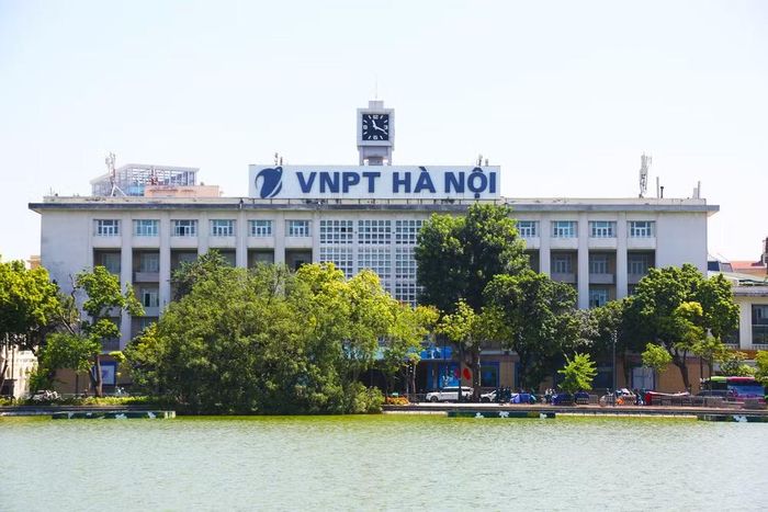 Tòa nhà Bưu điện Hà Nội nổi bật bên bờ Hồ Gươm, một công trình kiến trúc gắn liền với ký ức về Thủ đô qua nhiều thập kỷ