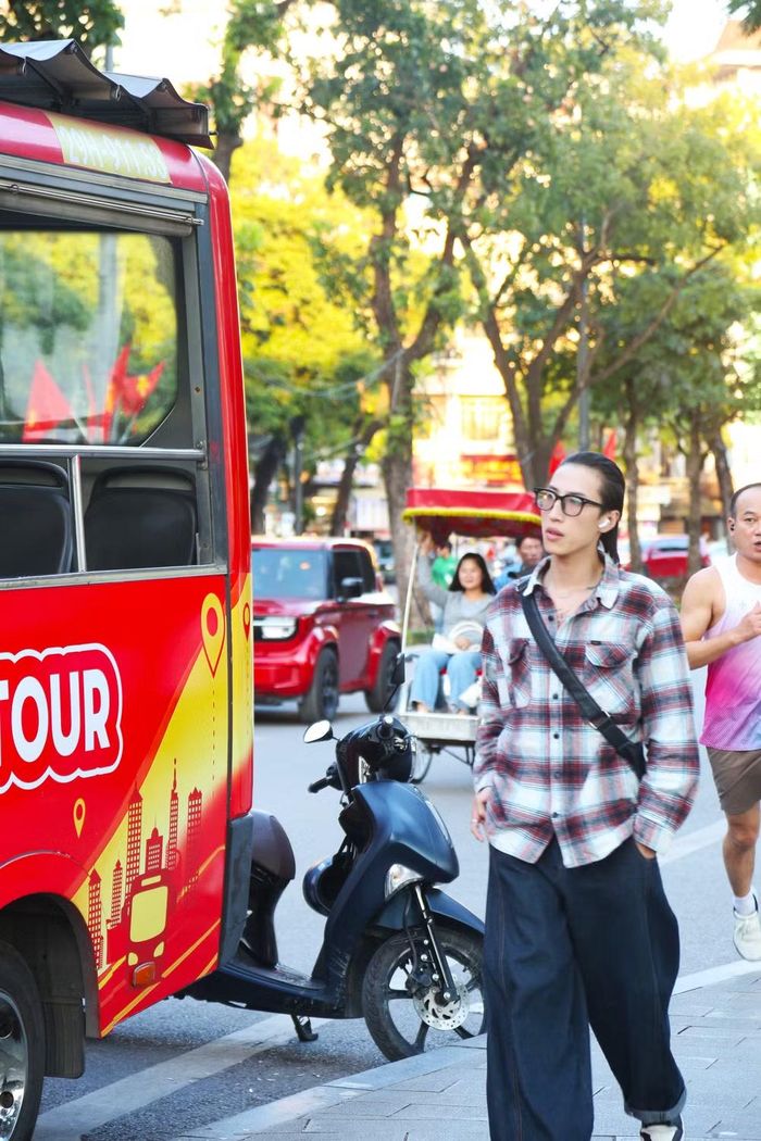 Nhiều bạn trẻ tự tin thả dáng trong những bộ trang phục cá tính, hòa mình vào không khí nhộn nhịp trên các tuyến phố trung tâm Thủ đô