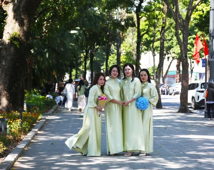 Các chị em tự tin khoe dáng trong trang phục truyền thống, lưu giữ những hình ảnh đẹp dưới trời thu Hà Nội
