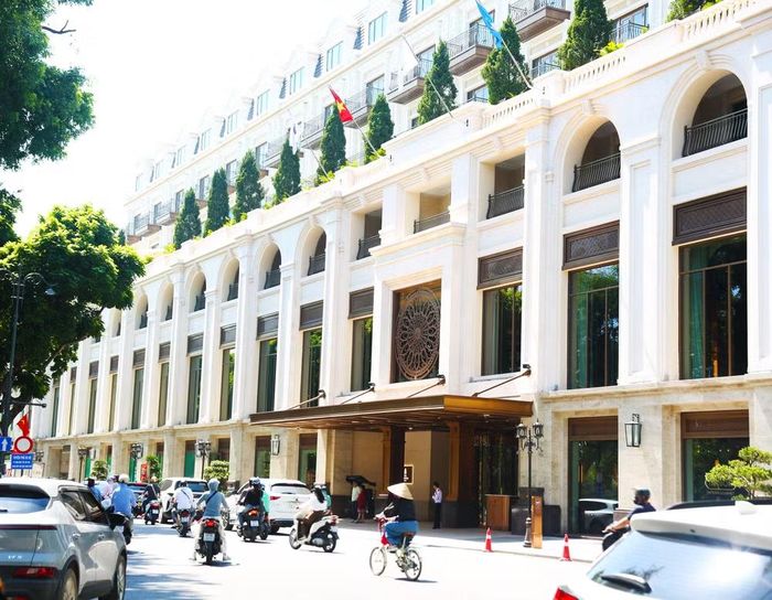 Sắc vàng của nắng mùa thu chiếu sáng mảng tường vòm trắng cổ điển, ghi lại những chuyển nhịp nhàng của giao thông trung tâm