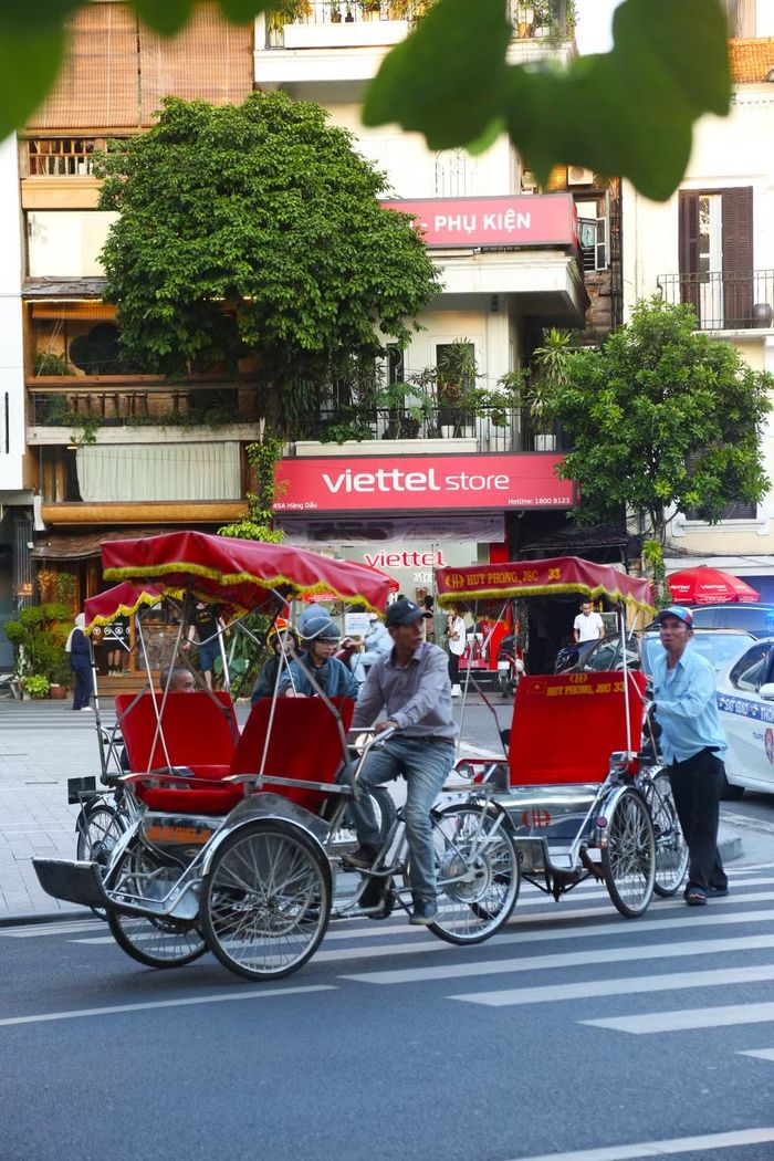 Những chiếc xích lô truyền thống thong dong trên đường phố, tạo nên nét chấm phá hoài niệm trước những cửa hàng công nghệ hiện đại ở phố cổ