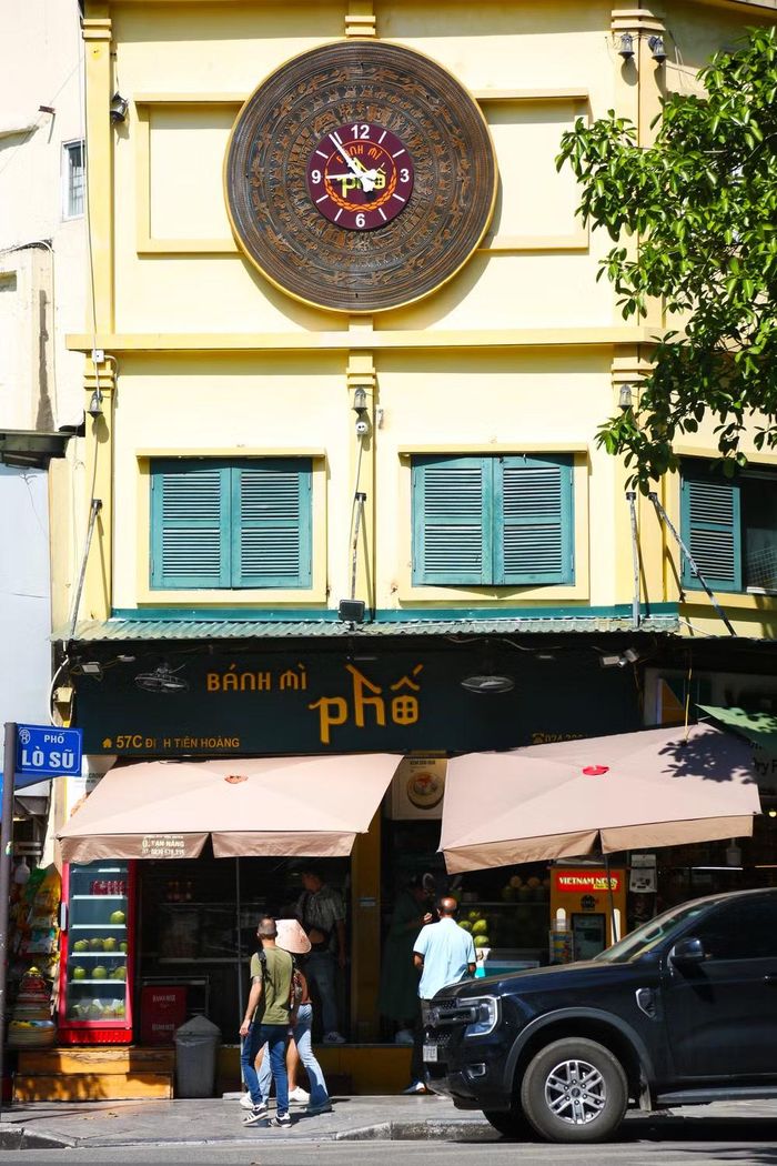 Cửa hàng bánh mì ven hồ Gươm với nét kiến trúc kết hợp giữa hiện đại và hoài cổ, trở thành điểm dừng chân quen thuộc của nhiều du khách khi dạo bước quanh khu vực phố cổ