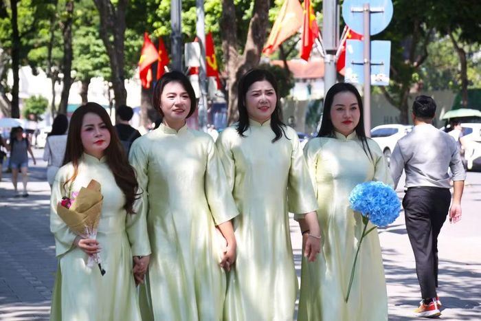Các chị em tự tin khoe dáng trong trang phục truyền thống, lưu giữ những hình ảnh đẹp dưới trời thu Hà Nội