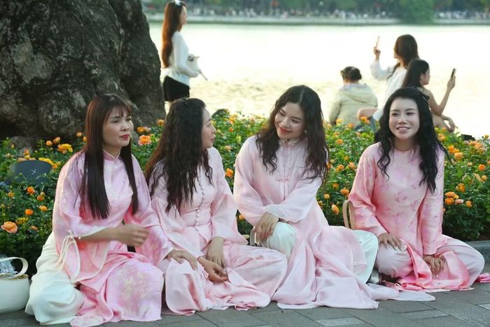 Các chị em cùng diện áo dài, rạng rỡ trong một chiều thu Hà Nội trong trẻo