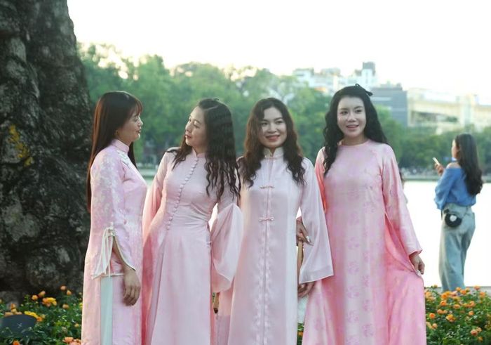 Các chị em cùng diện áo dài, rạng rỡ trong một chiều thu Hà Nội trong trẻo