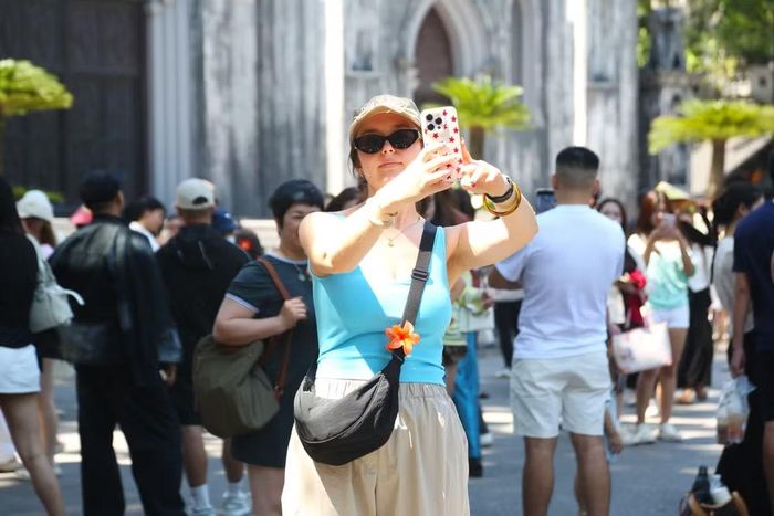 Khu vực Nhà thờ Lớn luôn tấp nập đông đảo du khách trong và ngoài nước dừng chân check-in, trải nghiệm nhịp sống sôi động