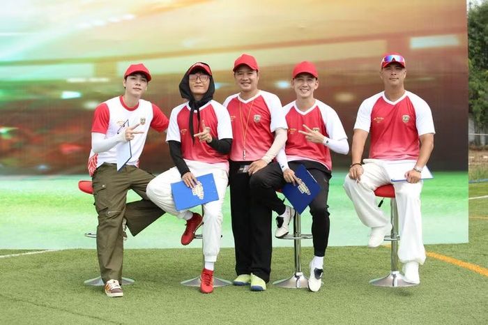 Danh thủ Hồng Sơn và các HLV của "Cầu thủ nhí 2026"