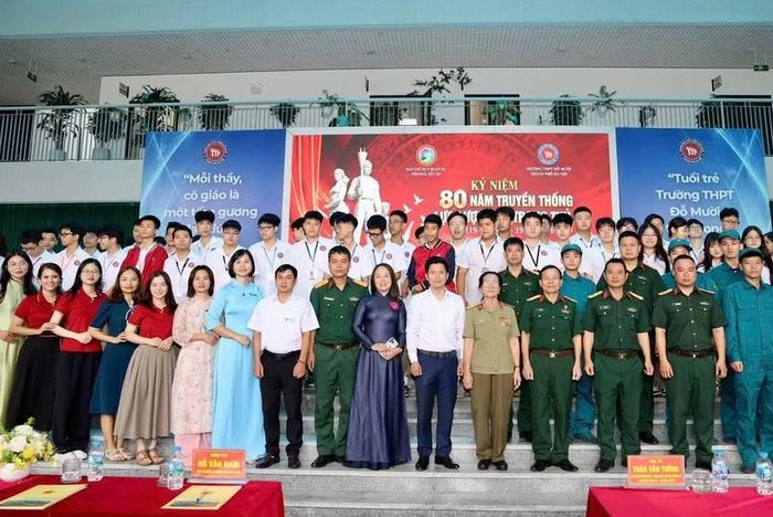 Thầy và trò trường THPT Đỗ Mười giữ gìn, tiếp nối truyền thống yêu nước và niềm tự hào dân tộc.