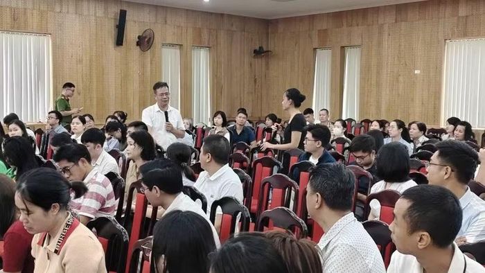 Đại diện các doanh nghiệp đặt câu hỏi cho các cơ quan chuyên môn của thành phố