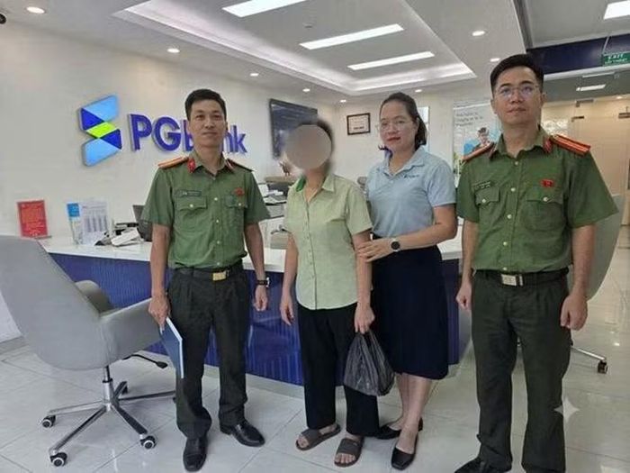 Cán bộ Công an phường Long Biên tuyên truyền, ngăn chặn, bảo vệ tài sản cho chị L.T.B.D