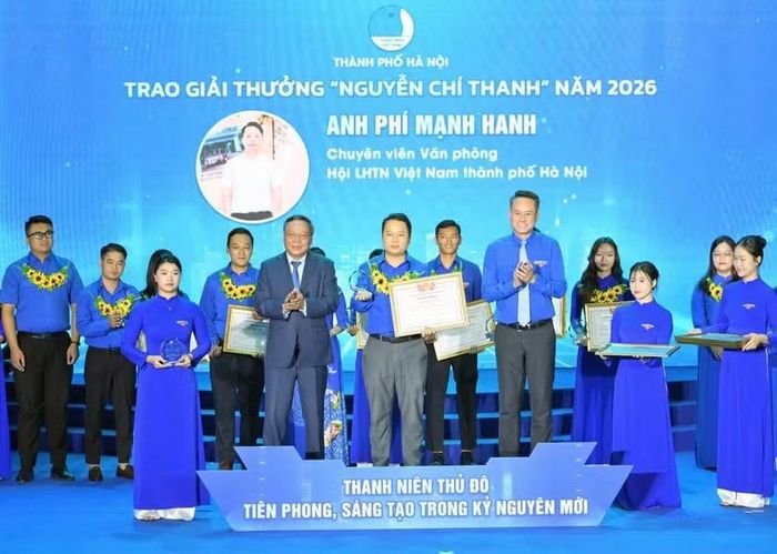 Bí thư T.Ư Đoàn, Chủ tịch T.Ư Hội LHTN Việt Nam Nguyễn Kim Quy và Phó Bí thư Thành ủy Hà Nội Nguyễn Văn Phong trao giải thưởng Nguyễn Chí Thanh tới gương tiêu biểu. Ảnh: P.Linh
