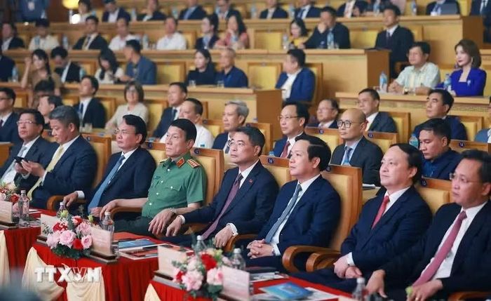 Thủ tướng Lê Minh Hưng và các đại biểu dự Hội nghị công bố Quy hoạch tỉnh Hưng Yên thời kỳ 2021-2030, tầm nhìn đến năm 2050. (Ảnh: Dương Giang/TTXVN)