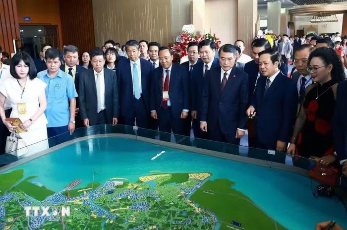 Thủ tướng Lê Minh Hưng xem quy hoạch tỉnh Hưng Yên thời kỳ 2021-2030, tầm nhìn đến năm 2050. (Ảnh: Dương Giang/TTXVN)