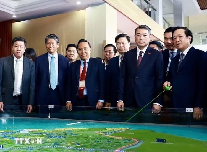Thủ tướng Lê Minh Hưng xem quy hoạch tỉnh Hưng Yên thời kỳ 2021-2030, tầm nhìn đến năm 2050. (Ảnh: Dương Giang/TTXVN)