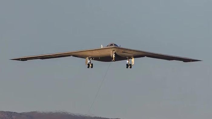 Đây cũng là điểm cần phân biệt giữa B-21 và những oanh tạc cơ thế hệ cũ. Mỹ không chỉ muốn một máy bay có khoang vũ khí lớn, mà muốn một nền tảng có thể tiếp tục thích nghi với kho vũ khí thay đổi trong nhiều thập niên.