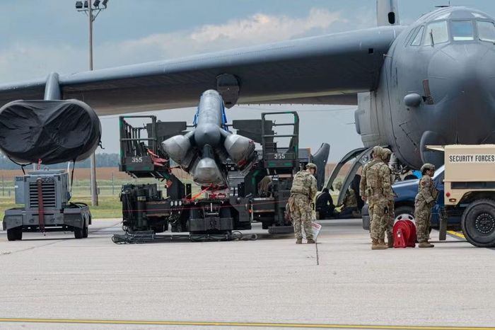 Cần lưu ý, oanh tạc cơ B-52 hiện đã có thể mang tới 20 tên lửa hành trình không đối đất thuộc dòng AGM-158 Joint Air-to-Surface Standoff Missile (JASSM), vốn là cơ sở phát triển của phiên bản AGM-158C LRASM.