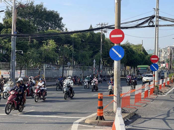 Việc rào chắn đường ở ngã tư Bảy Hiền khiến nhiều người bất ngờ, buộc phải di chuyển sang phải hoặc trái, vòng qua bệnh viện Thống Nhất để quay lại. Ảnh: Đ.Xá.